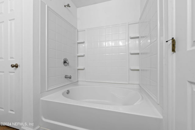 bathroom with tiled shower / bath combo