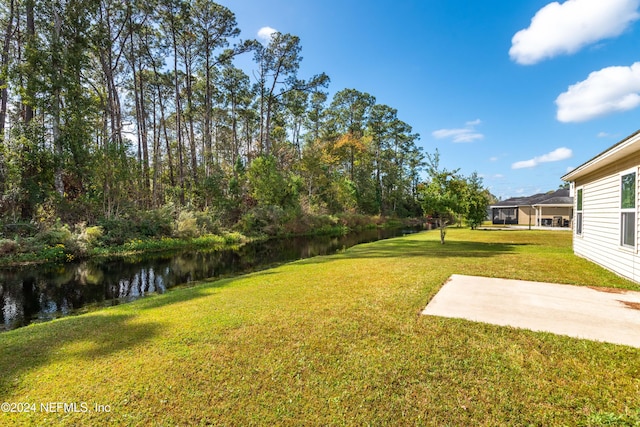 view of yard featuring a water view