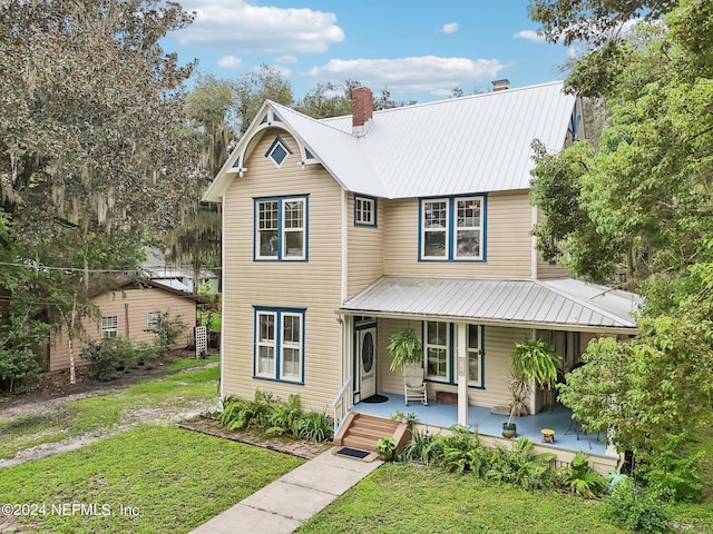 view of front facade featuring a front yard and a porch