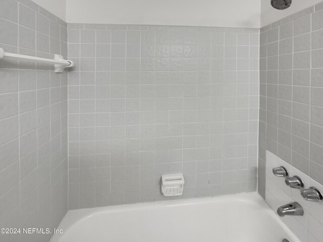 bathroom featuring tiled shower / bath combo