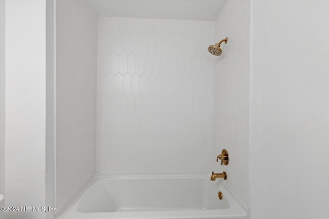 bathroom with tiled shower / bath combo