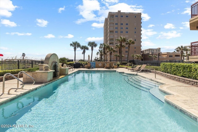 view of swimming pool