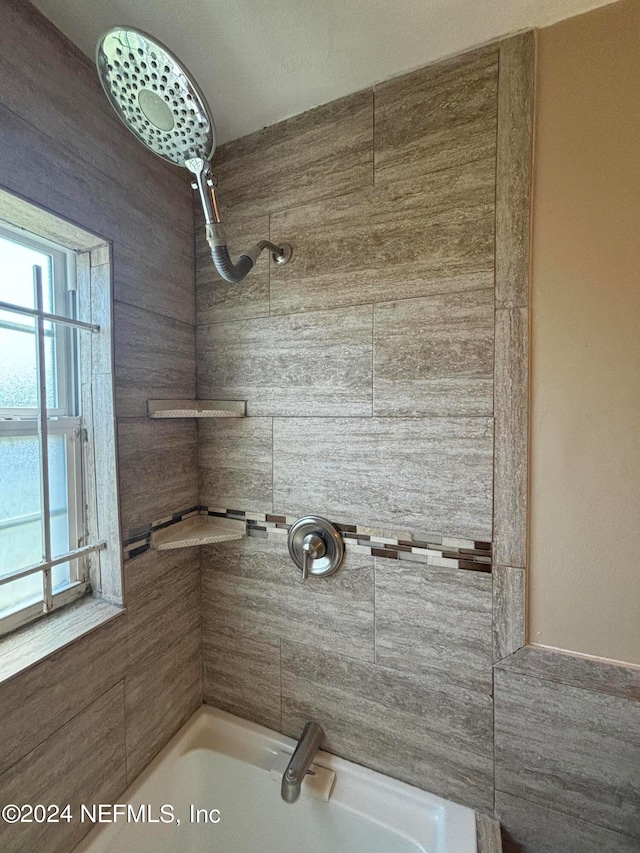 bathroom with tiled shower / bath