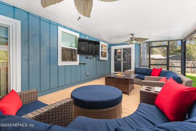 sunroom with ceiling fan