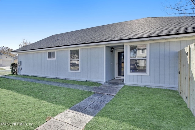 view of front facade featuring a front yard