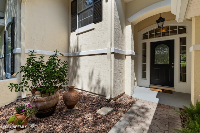 entrance to property featuring a porch