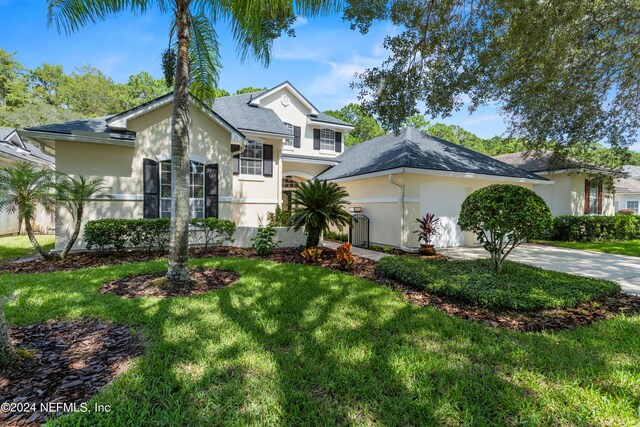 view of front of house featuring a front lawn