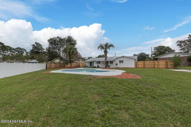 view of yard with a fenced in pool