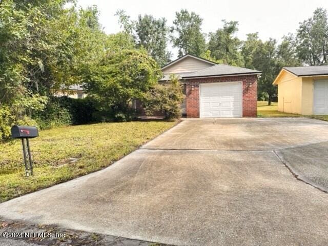 view of front of home featuring a front yard and a garage