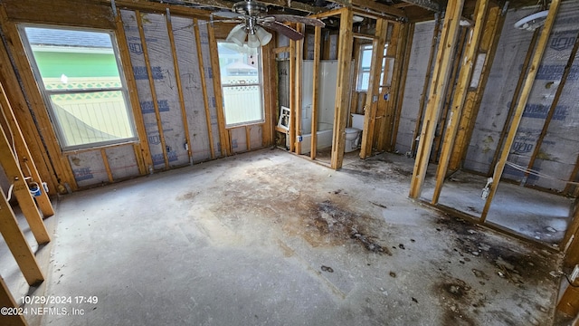 misc room featuring plenty of natural light and ceiling fan