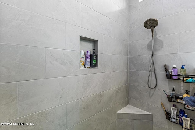 bathroom featuring tiled shower