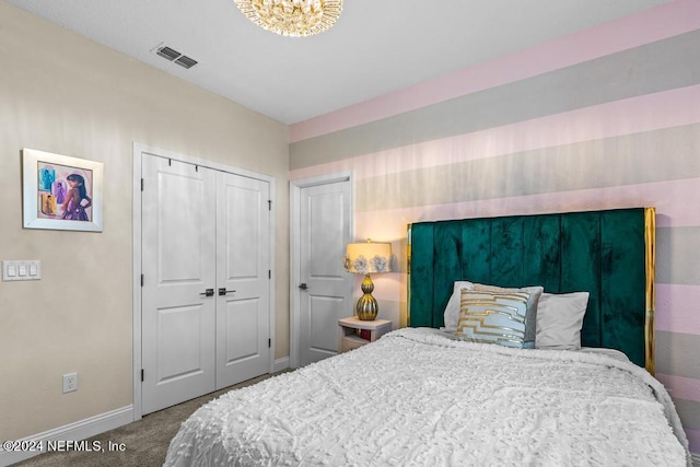 bedroom featuring carpet flooring and a closet