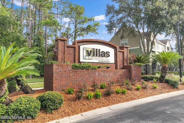 view of community / neighborhood sign