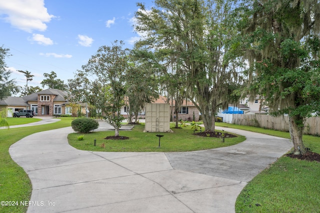 view of property's community featuring a lawn