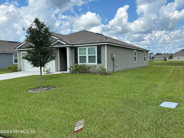 view of front of home featuring a front lawn