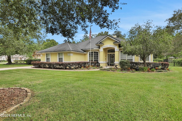 view of front of house featuring a front yard