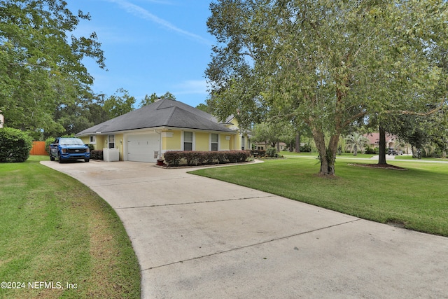 view of front of house featuring a front lawn