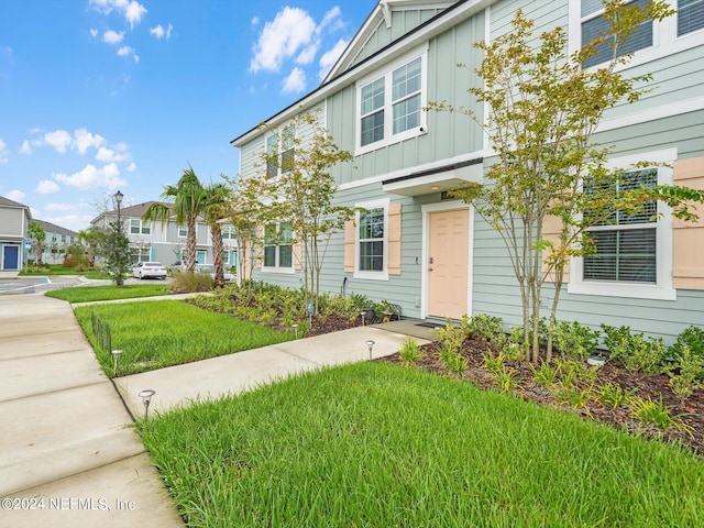 view of front of house with a front yard