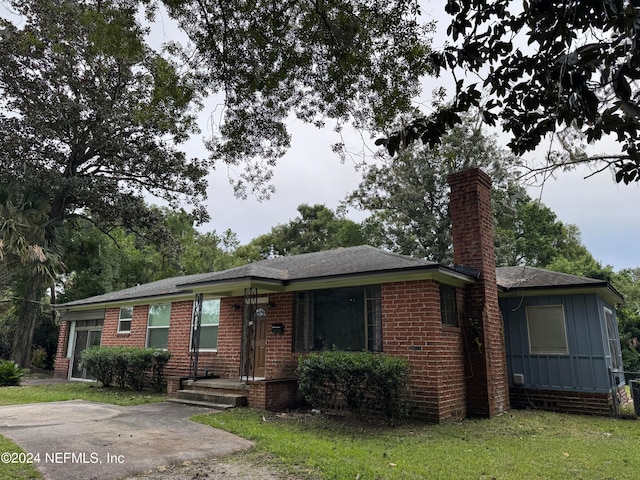 view of front of home featuring a front lawn