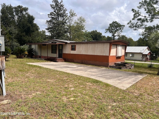 view of front of property featuring a front lawn