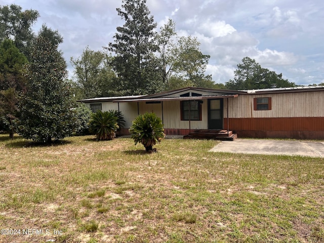 manufactured / mobile home featuring a front yard