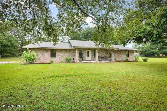 single story home with a front lawn