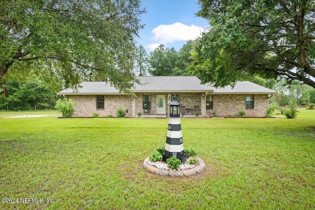 single story home featuring a front lawn