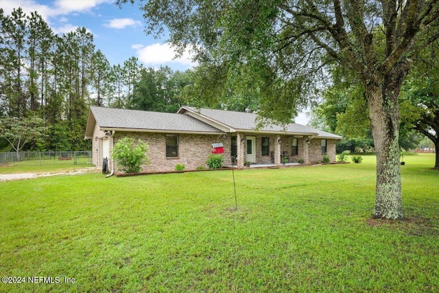 ranch-style home featuring a front lawn