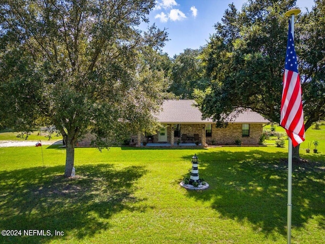 view of front of home featuring a front yard