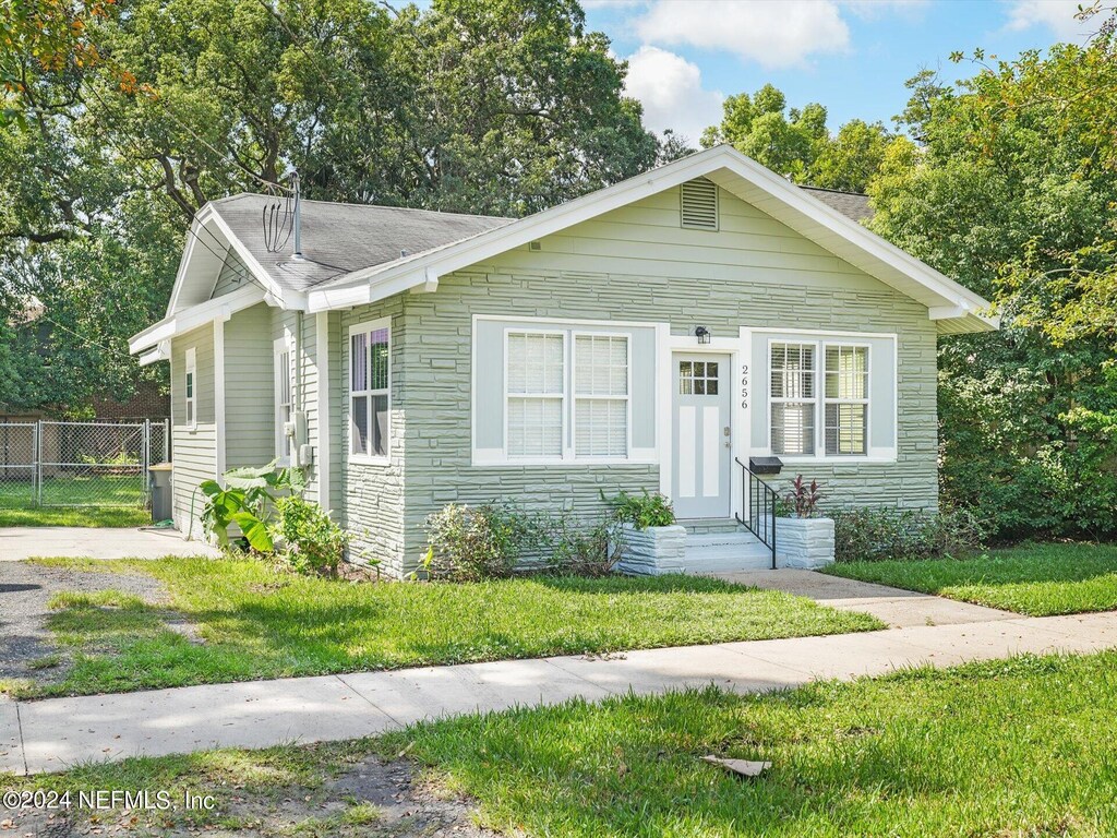 view of front of property with a front lawn