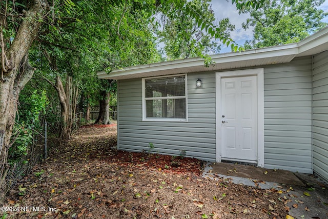 entrance to property with fence