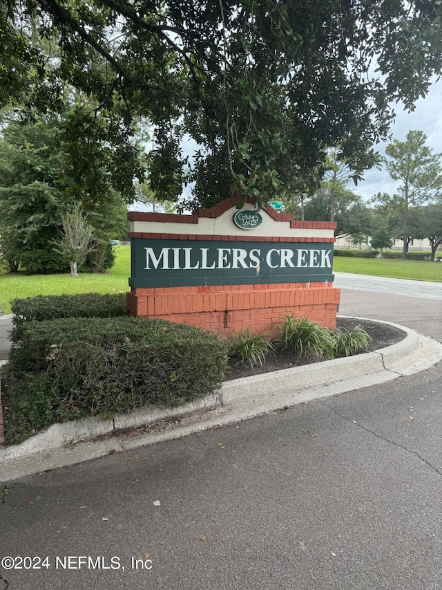 view of community / neighborhood sign