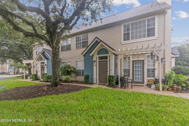 view of front of house featuring a front yard