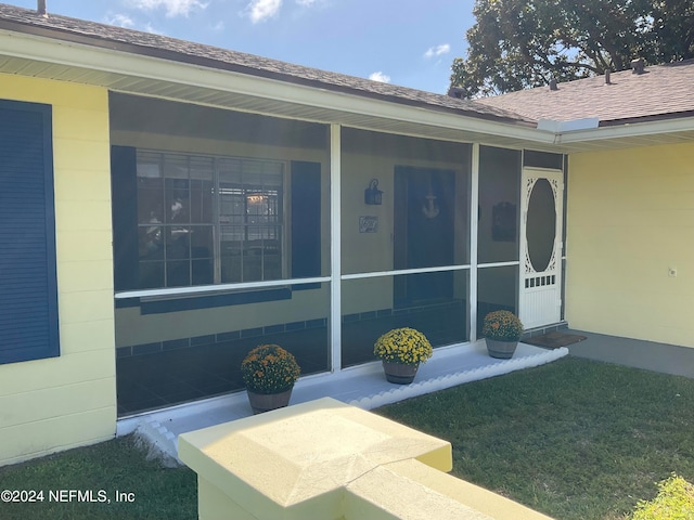 property entrance featuring a yard