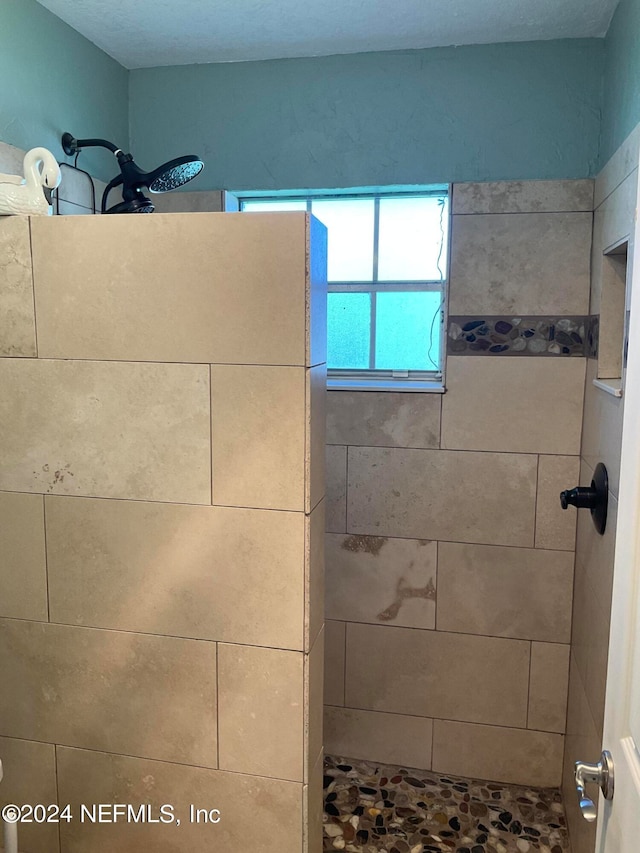 bathroom featuring a tile shower