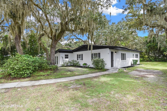 single story home featuring a front yard