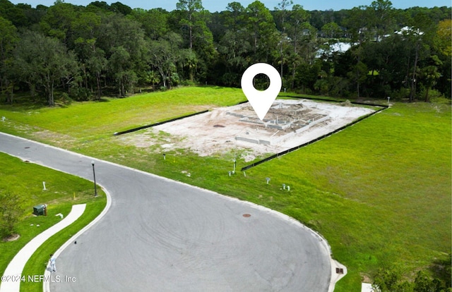 view of property's community featuring a lawn