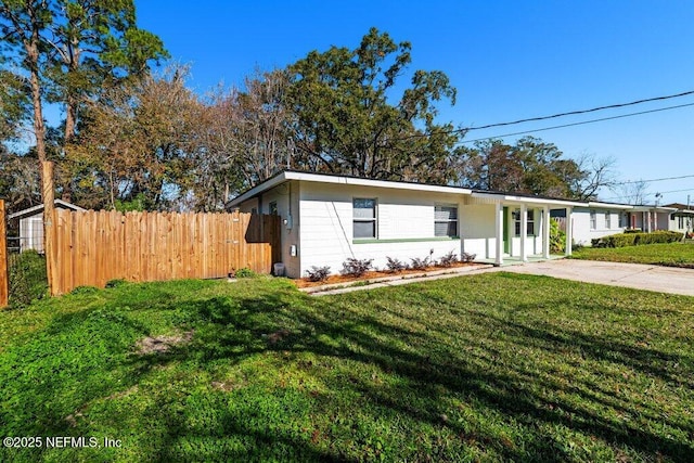 ranch-style house featuring a front lawn