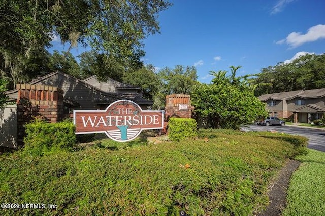 community / neighborhood sign featuring a lawn