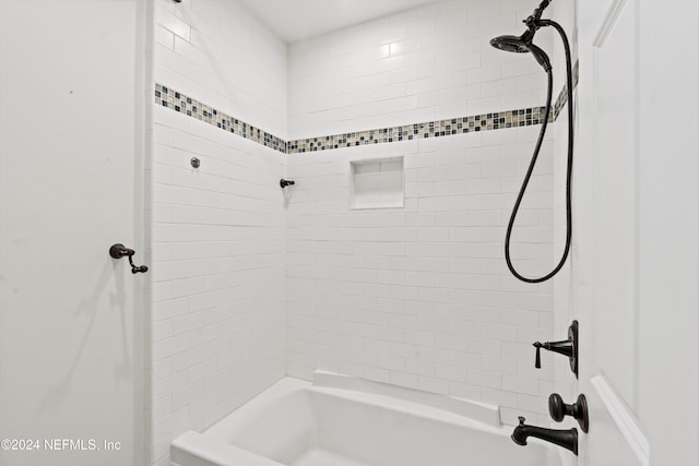 bathroom featuring tiled shower / bath combo