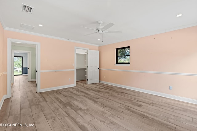 unfurnished room featuring light hardwood / wood-style flooring, ceiling fan, and crown molding