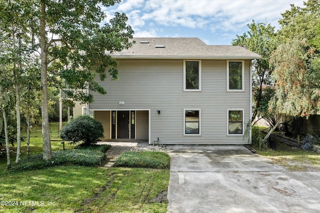 view of front of property featuring a front lawn