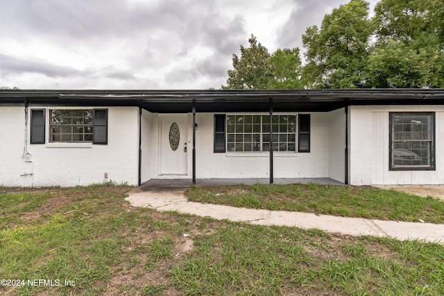 ranch-style house featuring a front yard