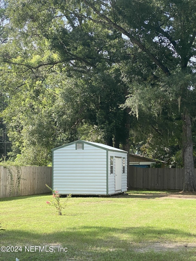 view of outdoor structure with a yard