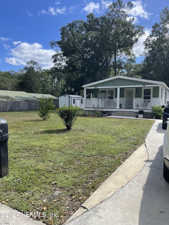 view of front of property featuring a porch and a front lawn