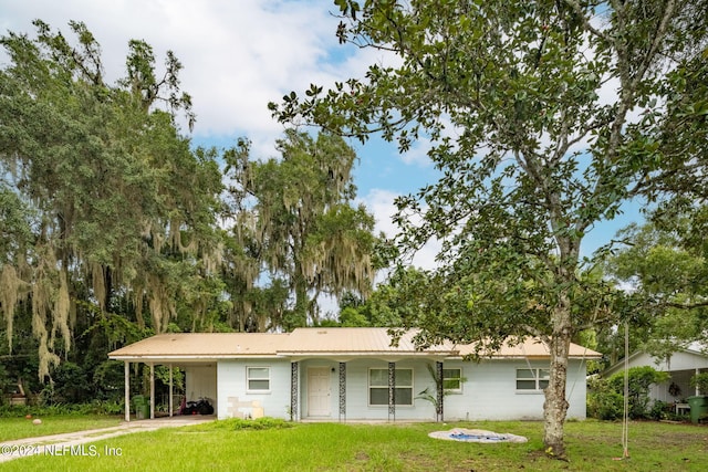 ranch-style house featuring a front yard and a carport