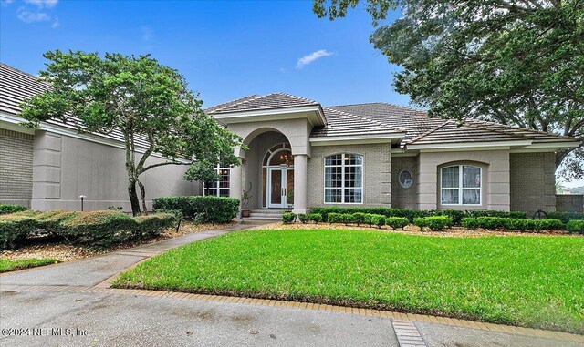 view of front of house with a front lawn