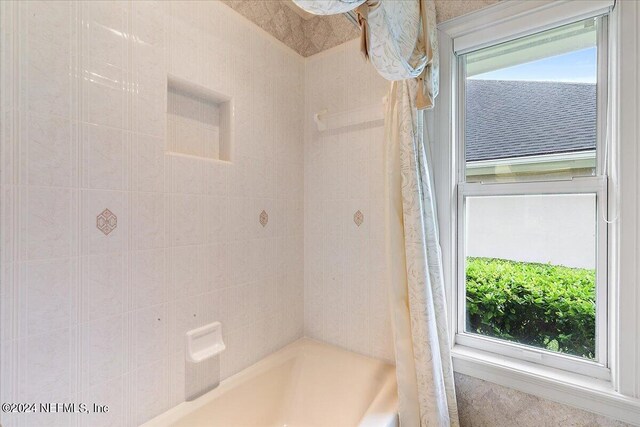 bathroom featuring shower / tub combo