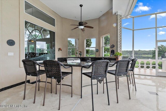 sunroom with ceiling fan