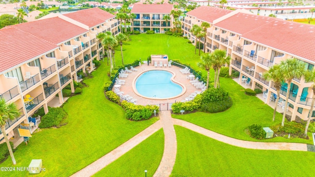 view of swimming pool with a lawn